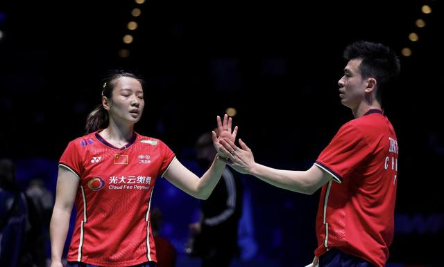 中国队完胜日本队，黄鸭组合统治全场