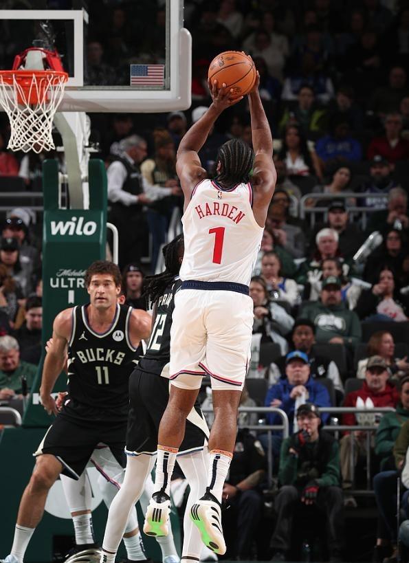 太阳力克雄鹿，哈登点燃赛场